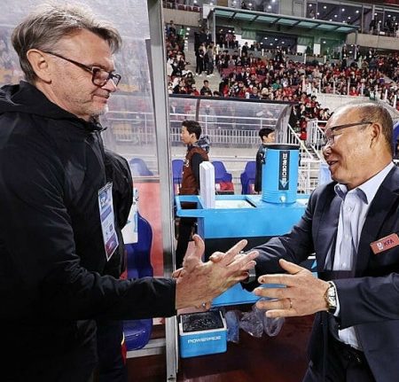 HLV Troussier cạnh tranh với Park Hang-seo để dẫn dắt Ấn Độ